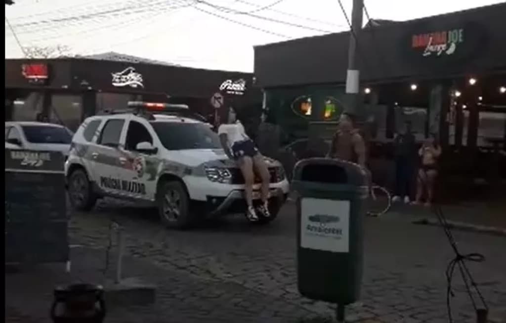 VÍDEO: Mulher sobe em viatura da PM e dá “show” em SC