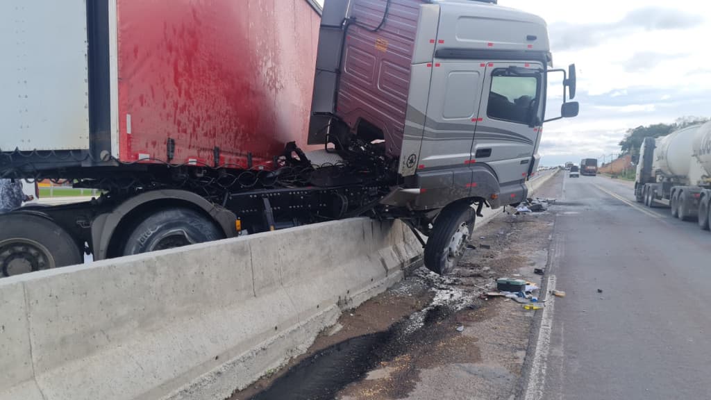 Acidente grave: Carreta colide e interdita parcialmente BR-470, em SC