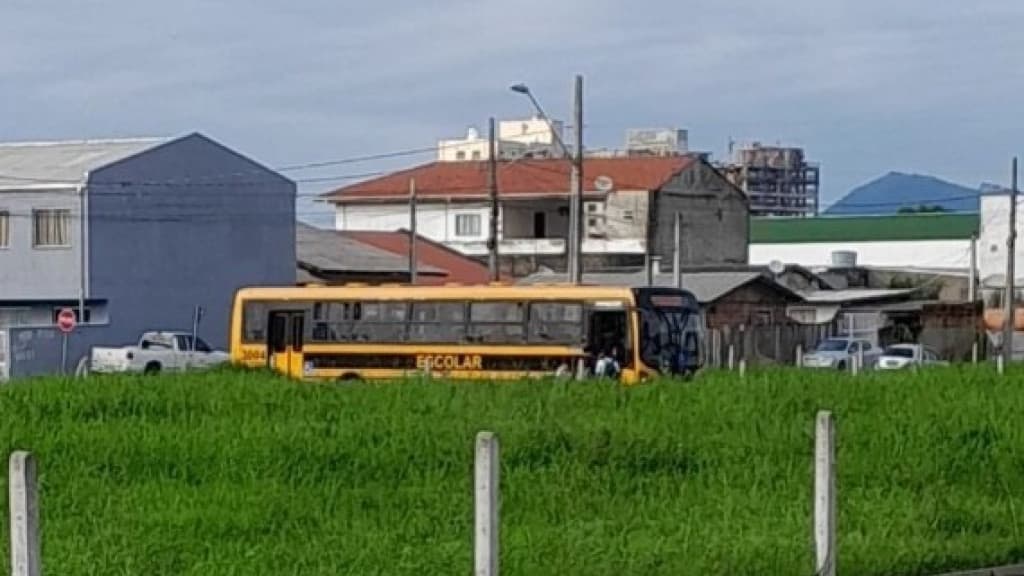 Mudança de horários em ônibus escolares de Itapema vira polêmica: “levem seus filhos a pé”