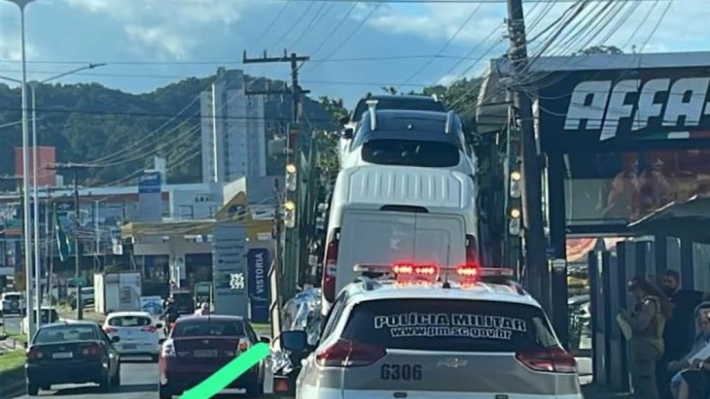 Trabalhador morre após sofrer parada cardíaca e cair de caminhão cegonha, em Itajaí
