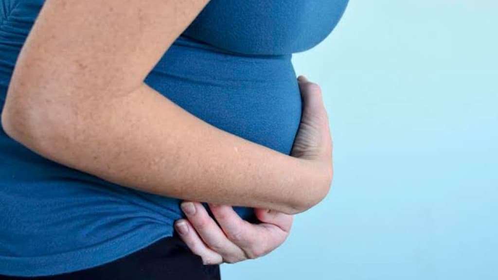 Marido esfaqueia barriga de esposa grávida e foge em veículo de aplicativo