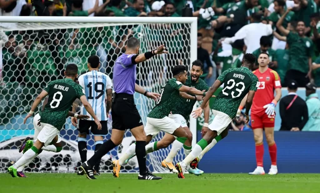 DEU ZEBRA: Argentina toma virada da Arábia Saudita e perde em estreia na Copa do Mundo