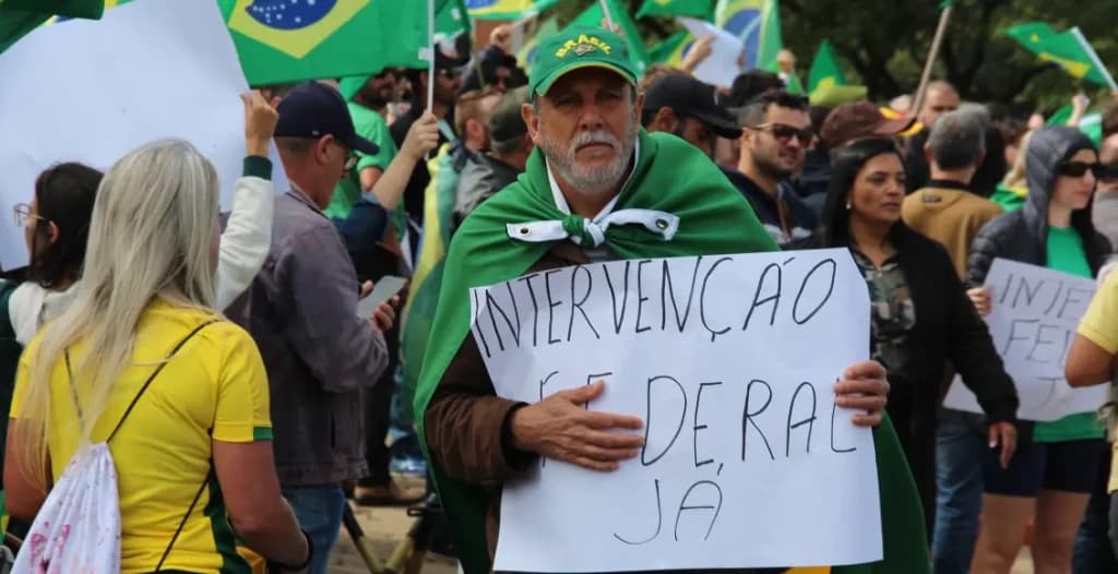 Mais de 10 mil pessoas protestam em frente ao 28º GAC do Exército Brasileiro em Criciúma