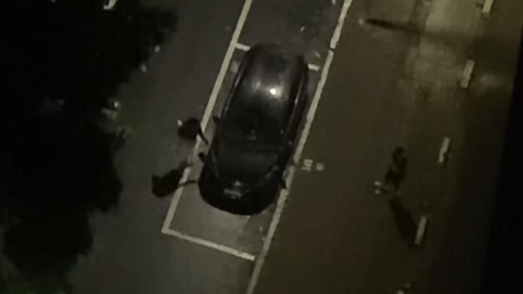 VÍDEO: Ex-namorada destrói carro após separação, em Joinville