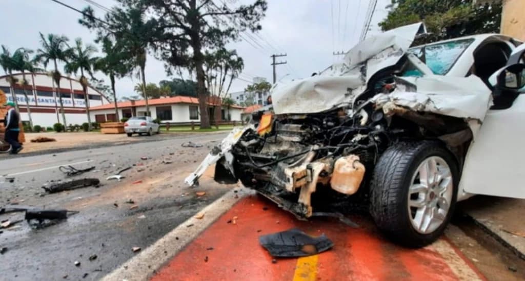 Carro bate em traseira de caminhão na avenida Beira Rio em Tijucas