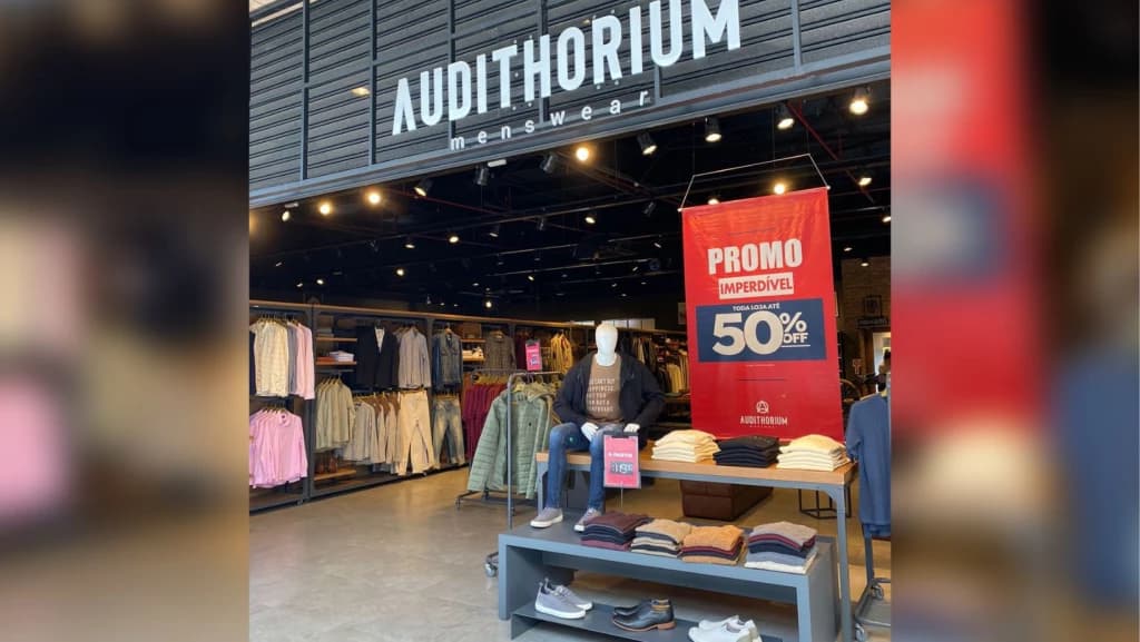 Loja de Tijucas promove mega liquidação de roupas masculinas