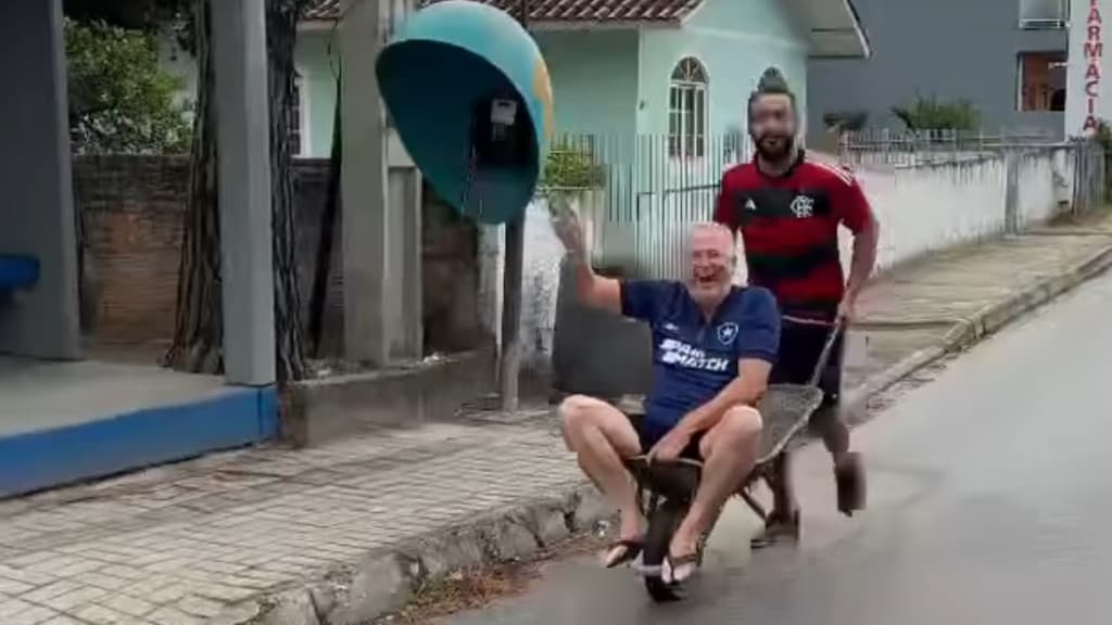 Após derrota, flamenguista carrega amigo botafoguense no carrinho de mão em SC