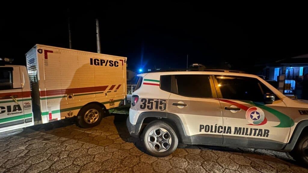 Homem é morto com 30 facadas em via pública