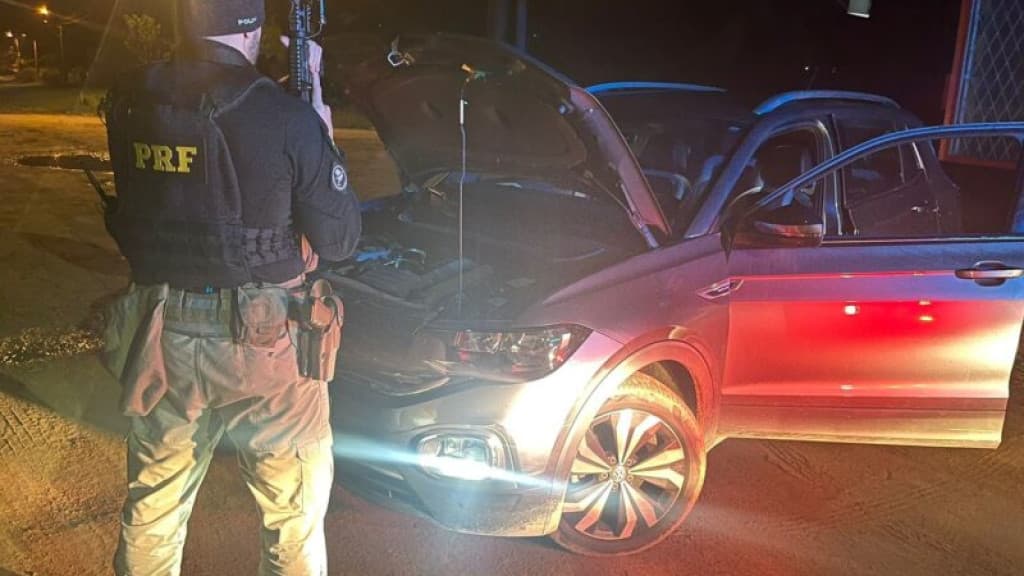 Carro roubado há um ano em SP é recuperado na BR-101, em SC