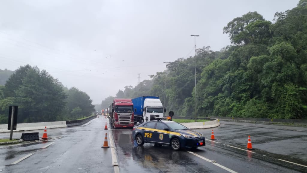 BR-376  entre PR e SC terá bloqueio total nesta quinta-feira devido ao acúmulo de chuva