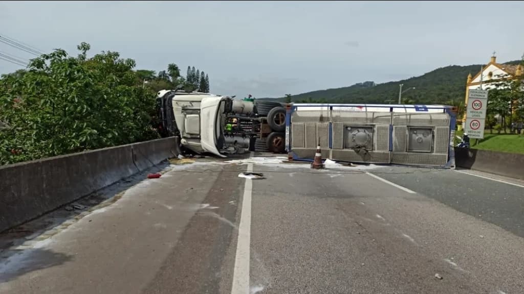 Tráfego de veículos segue limitado após tombamento de carga tóxica na BR-101