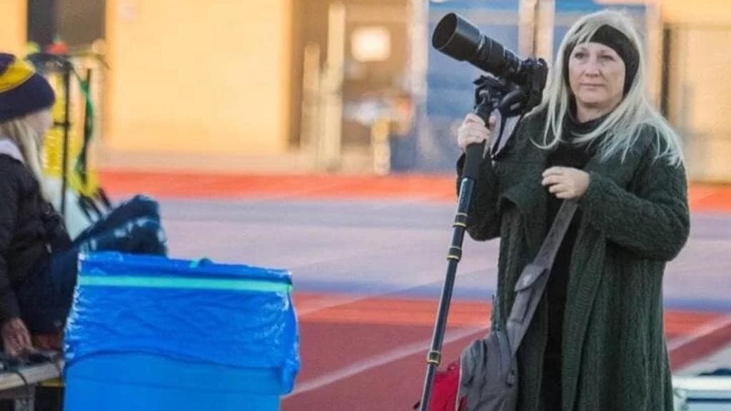 Fotógrafa morre após ser atingida por jogadores de futebol americano durante jogo
