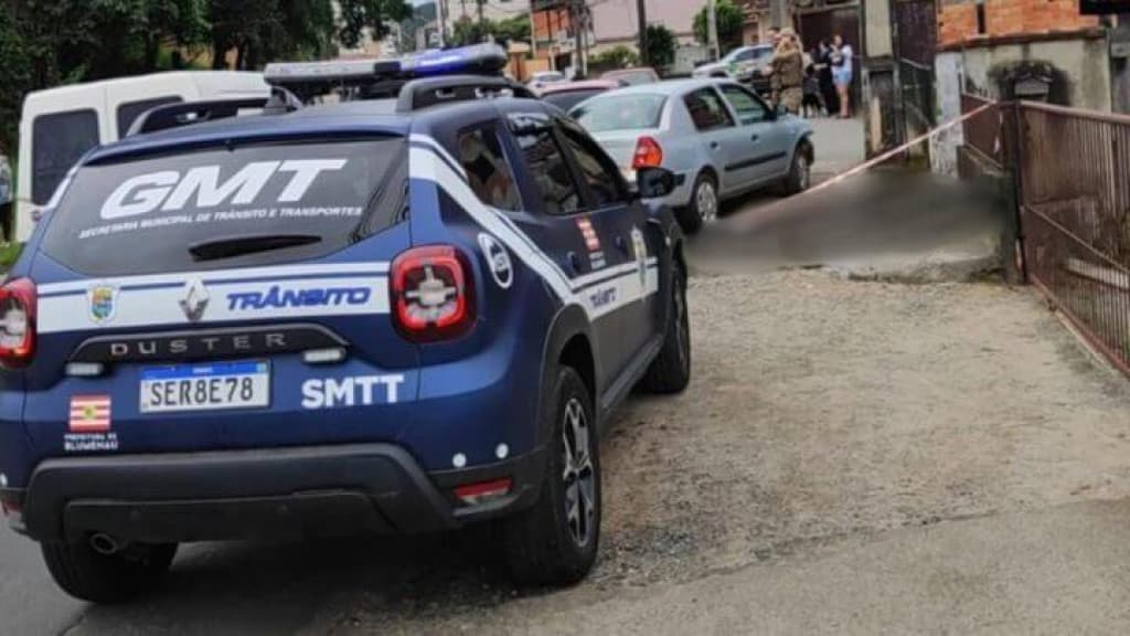Motorista sofre mal súbito, bate em poste e morre em Blumenau