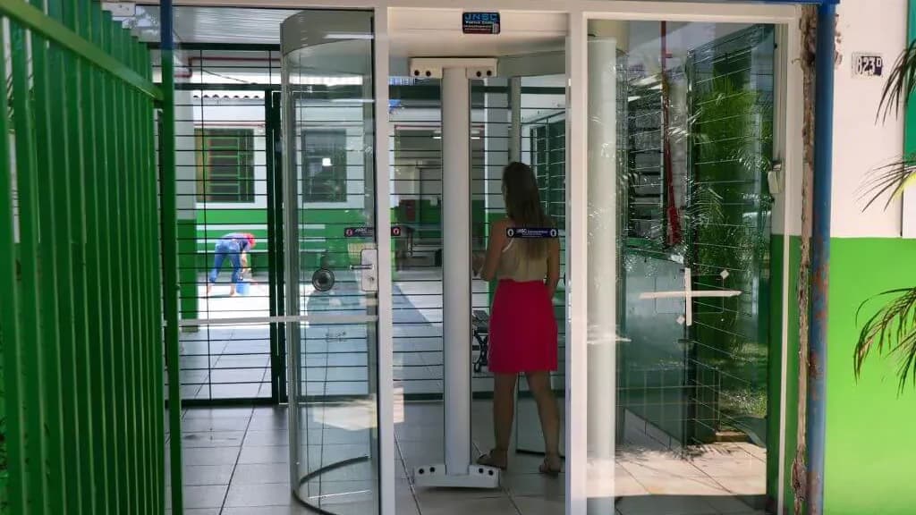 Itajaí veta projeto de lei com proposta de instalação de detectores de metais em escolas