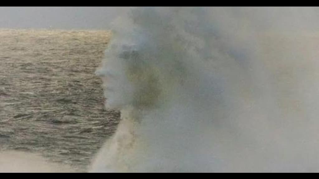 Fotógrafo captura “rosto humano” em onda de mar durante ressaca