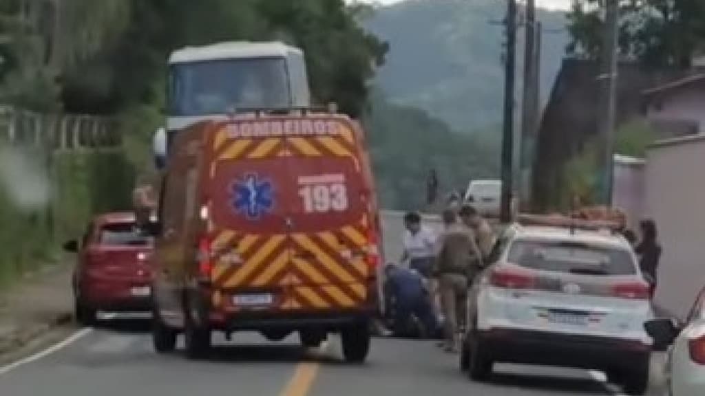 Adolescente bate moto em cheio contra um poste em Nova Trento