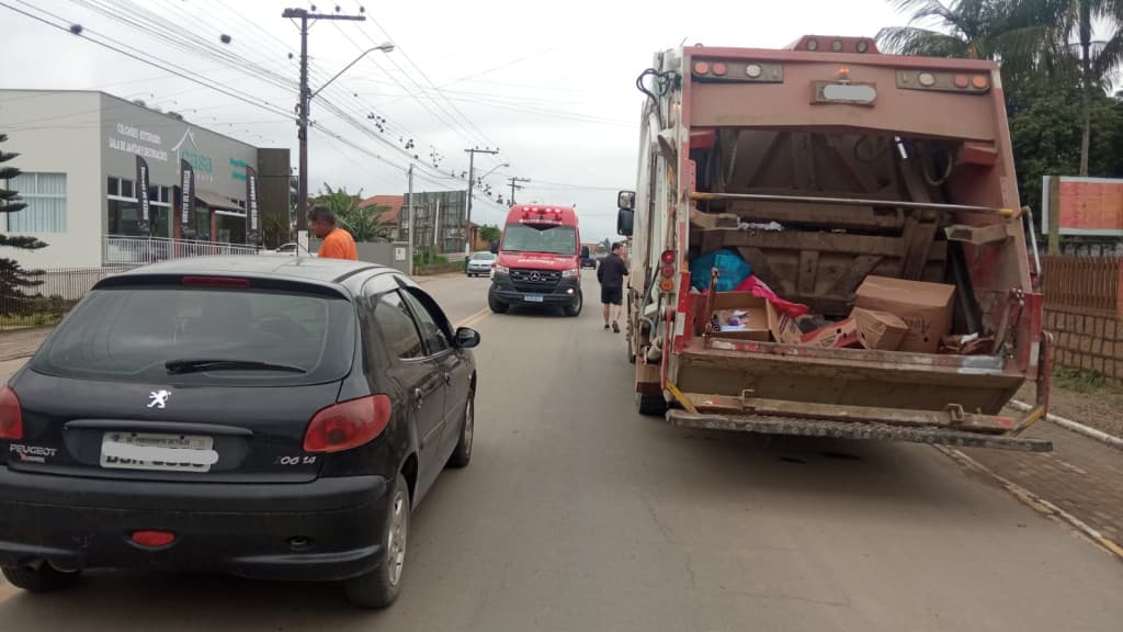 Trabalhador da coleta de lixo é atropelado por carro