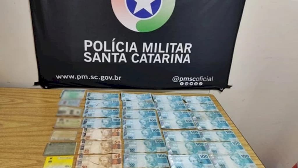 Policiais encontram sacola com quase R$ 5 mil e devolvem ao dono em SC