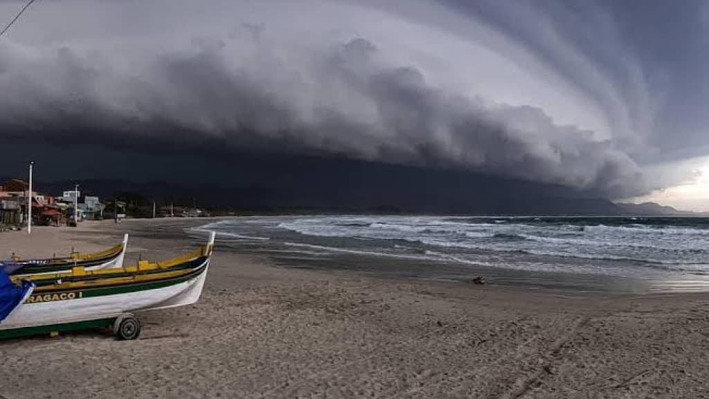 Confira consequências de ciclone extratropical em SC nos próximos dias