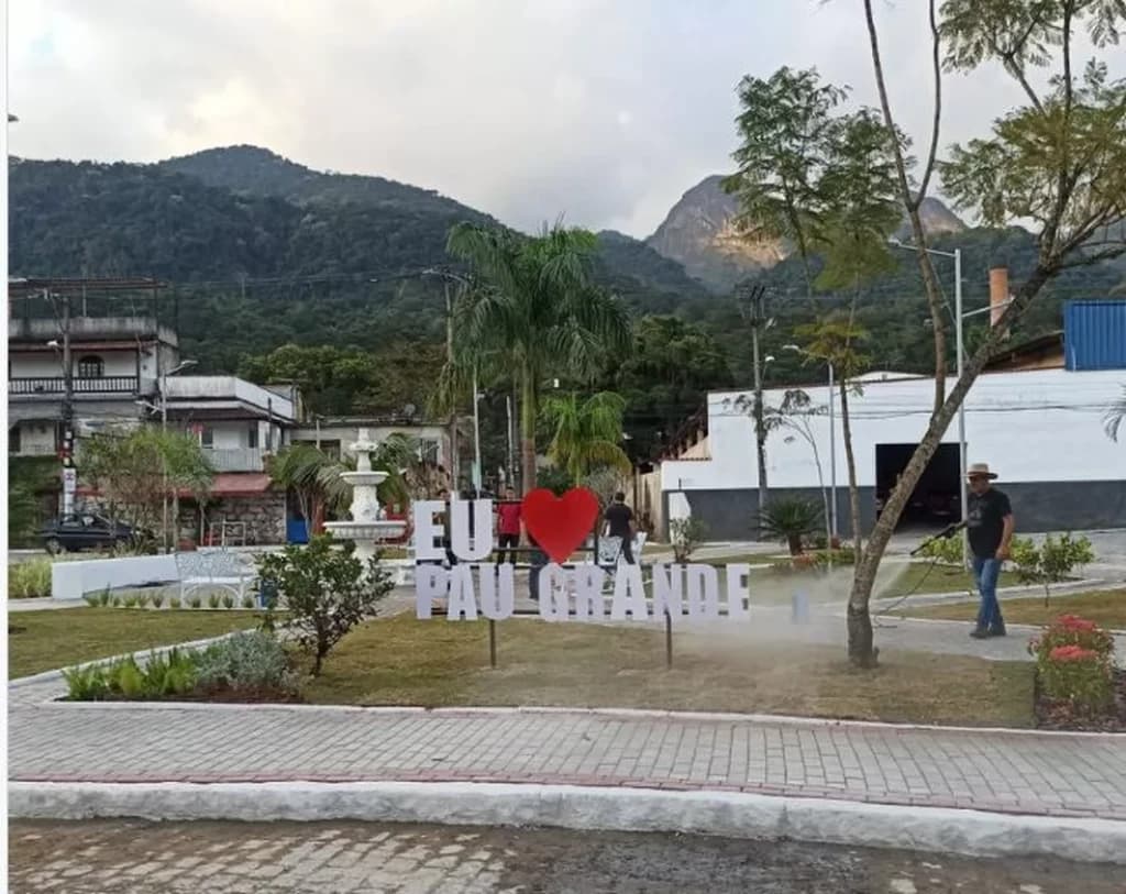EU ❤️ PAU GRANDE: Cidade viraliza após letreiro inusitado