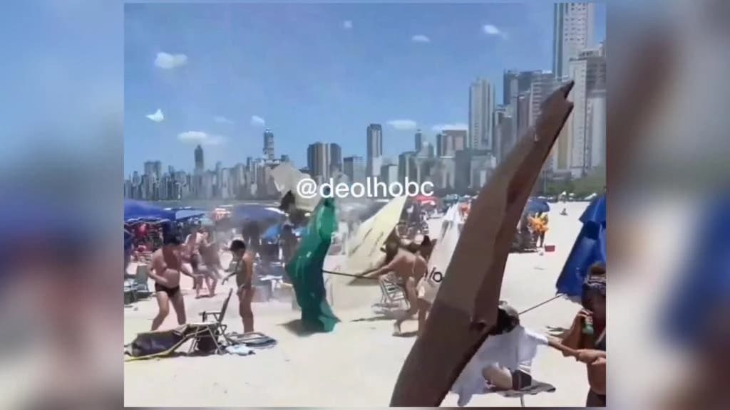 VÍDEO: Ventania derruba barracas e assusta banhistas em Balneário Camboriú