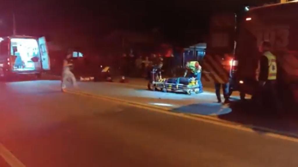Acidente entre duas motos e carro deixa feridos na SC 410, em São João Batista