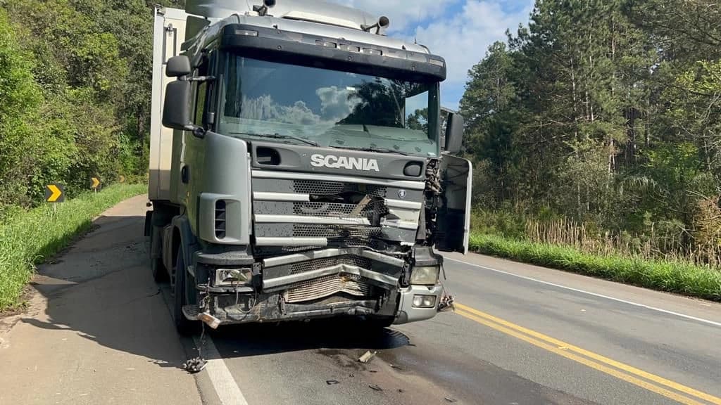 Motociclista morre após bater em caminhão