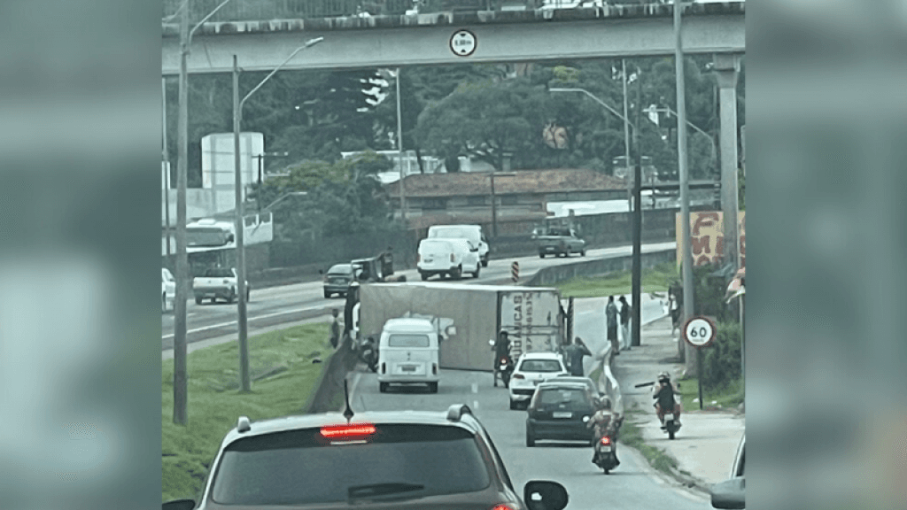 Caminhão tomba e causa lentidão na BR-101, em Biguaçu