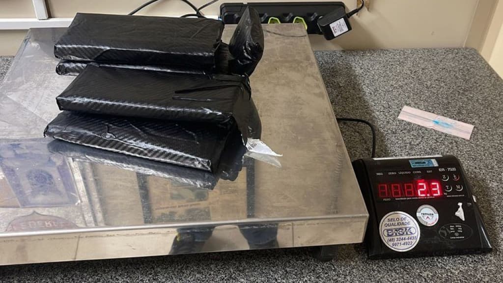 Homem é preso com cocaína dentro da mala em aeroporto de Florianópolis