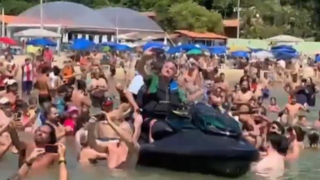 Em Balneário Camboriú, Bolsonaro recebe carinho da população catarinense