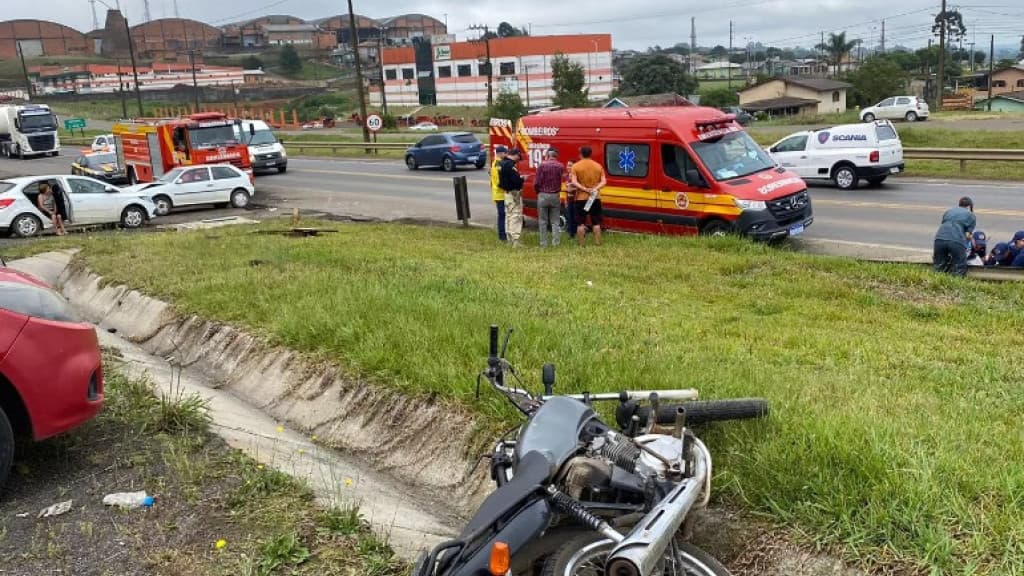 Acidente na BR-116 deixa motociclista de 25 anos ferido