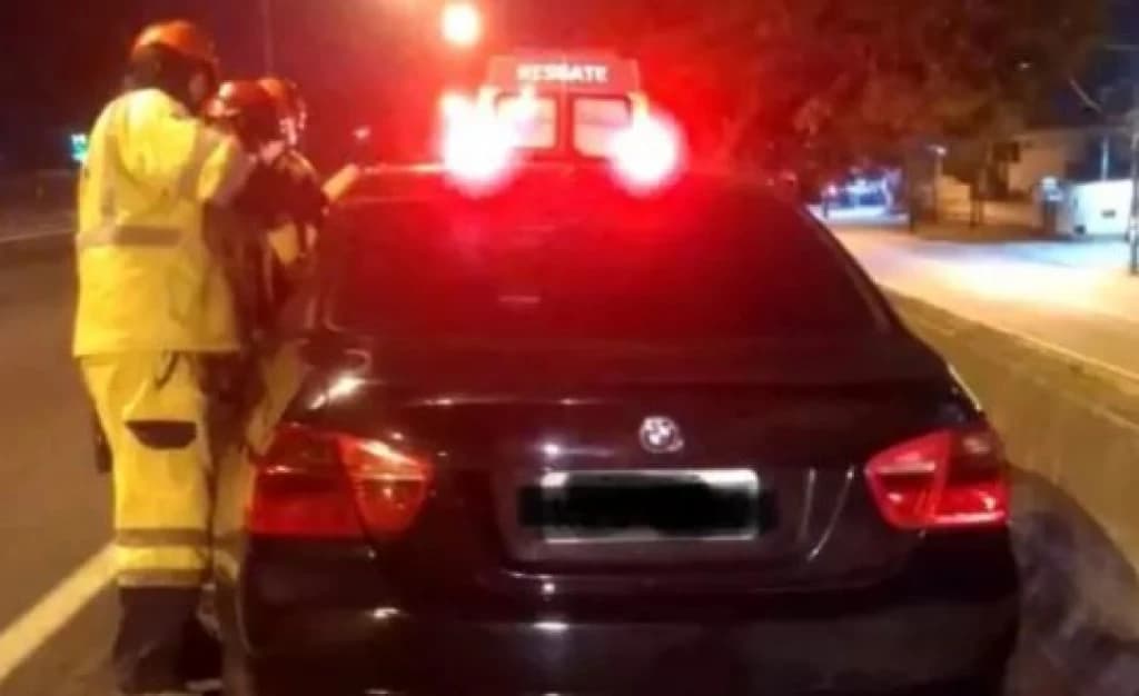 Motorista bêbado é encontrado dormindo em acostamento da BR-101