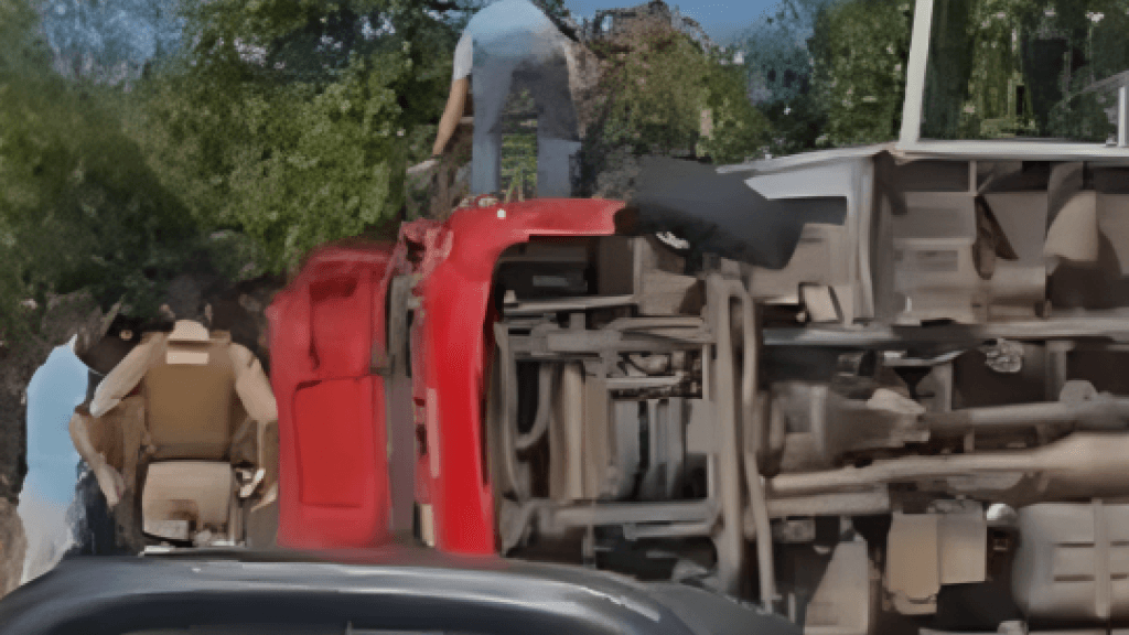 Caminhão tomba e deixa trânsito complicado no Morro de Zimbros, em Bombinhas
