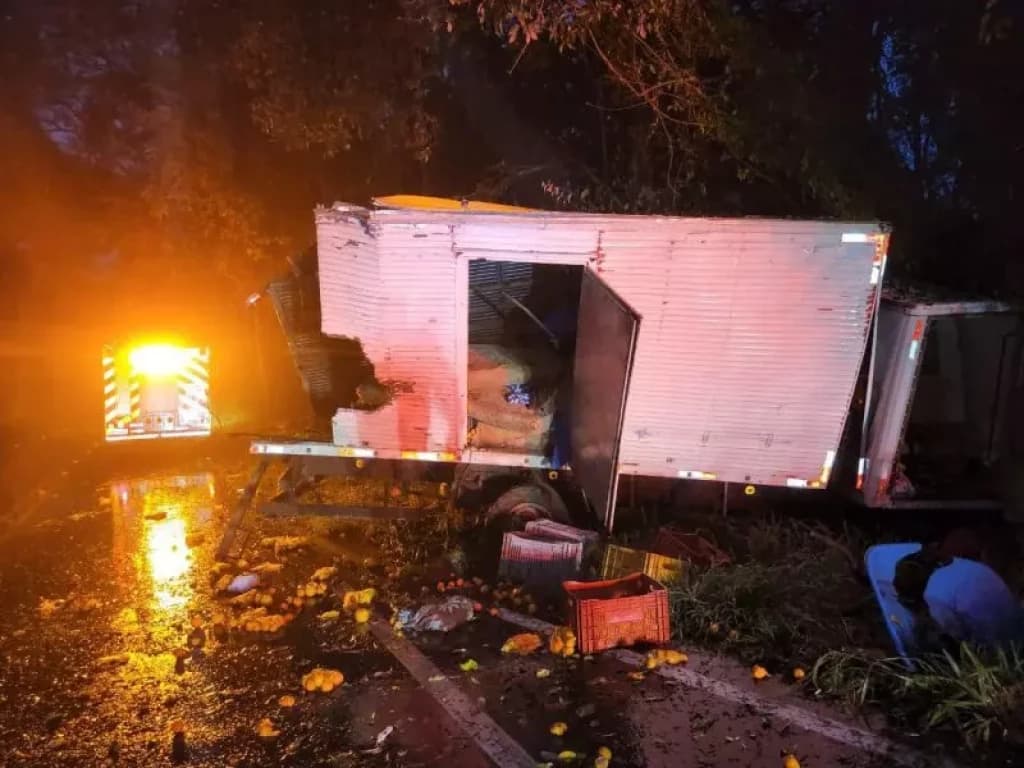 Caminhoneiro tem abdômen perfurado e morre após acidente em SC
