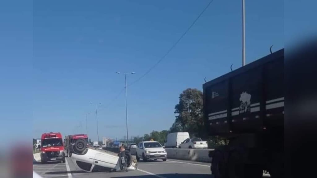 Acidente de trânsito gera transtornos na BR-101, em Porto Belo