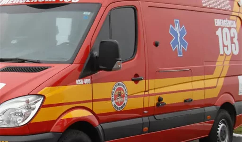Moto atinge carrinho de bebê e arremessa criança no chão em São João Batista