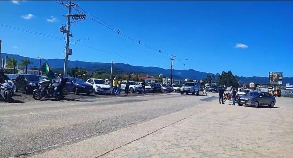Manifestantes de São João Batista rumo a Brusque