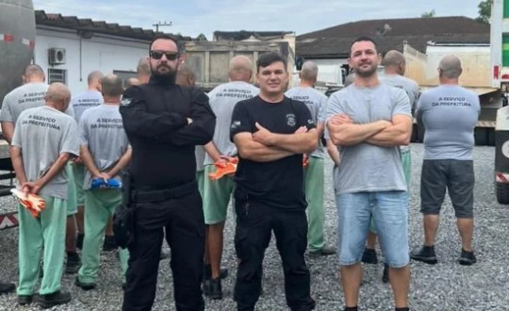 Detentos do Presídio de Itapema são liberados para ajudar na limpeza das ruas em São João Batista