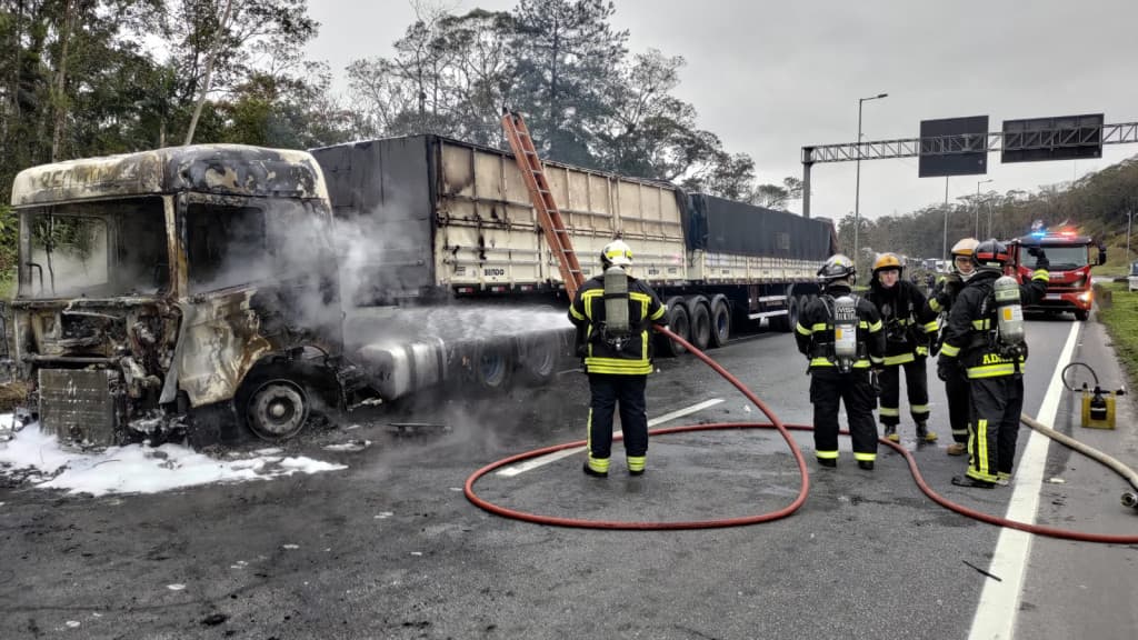 Carreta pega fogo e provoca congestionamento na BR-101