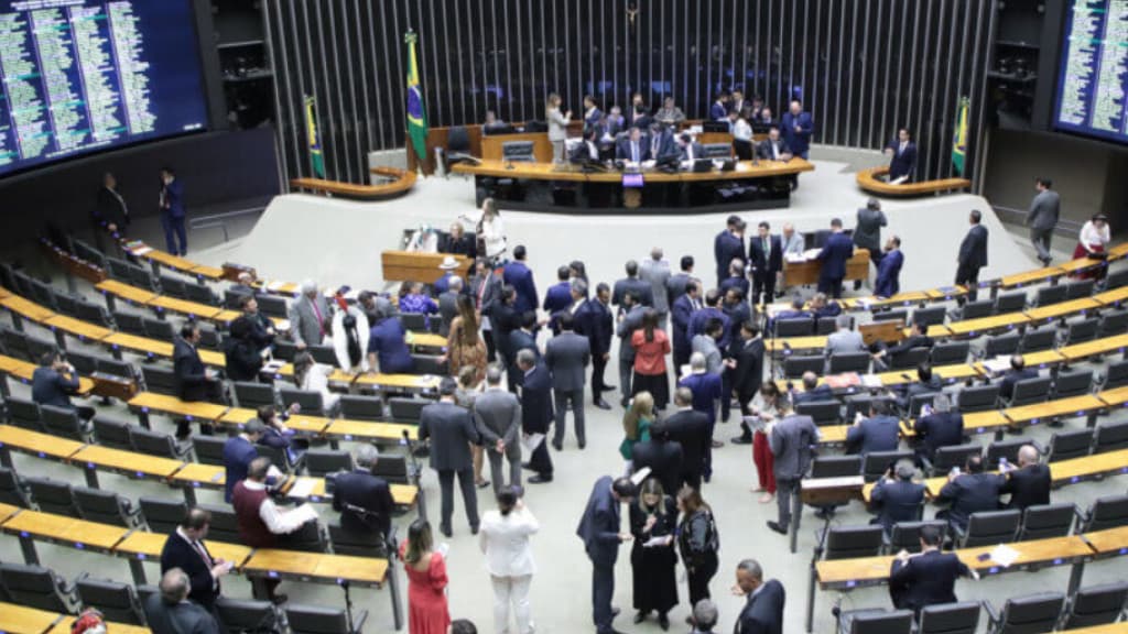 Maioria dos deputados catarinenses vota contra a reforma tributária