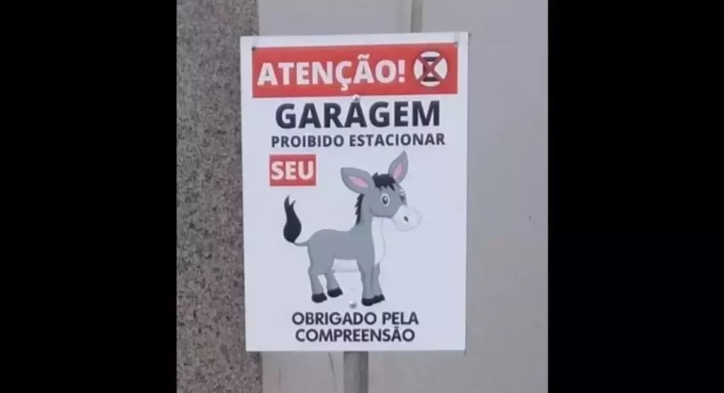 Placa viraliza após casal cansar de carros estacionados em sua garagem