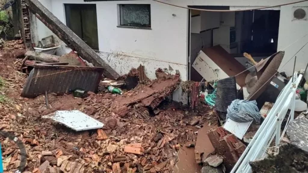 Chuva violenta derruba casa e deixa cidade sem energia elétrica em SC