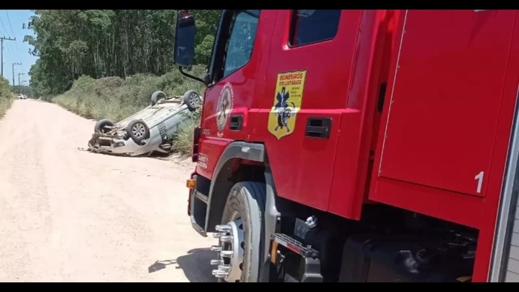 Gestante capota veículo e se esconde em outro para fugir de enxame em estrada de terra