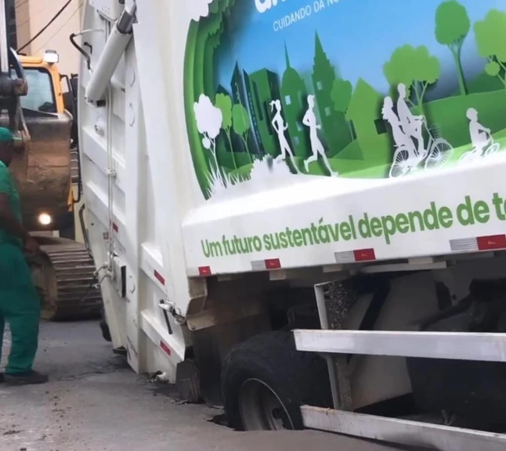 Caminhão fica atolado em cratera na Meia Praia, em Itapema