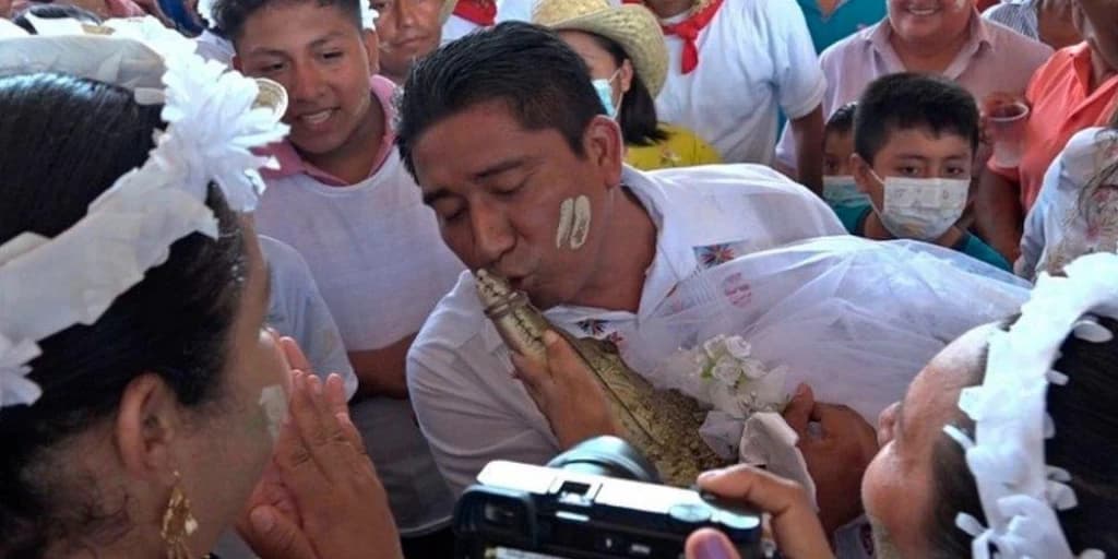 Prefeito se casa com jacaré e beija “noiva” em cerimônia