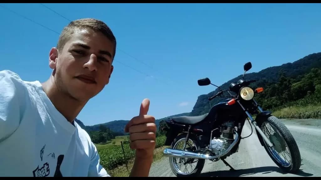 Jovem morre em grave colisão entre motocicleta e carro no Alto Vale do Itajaí