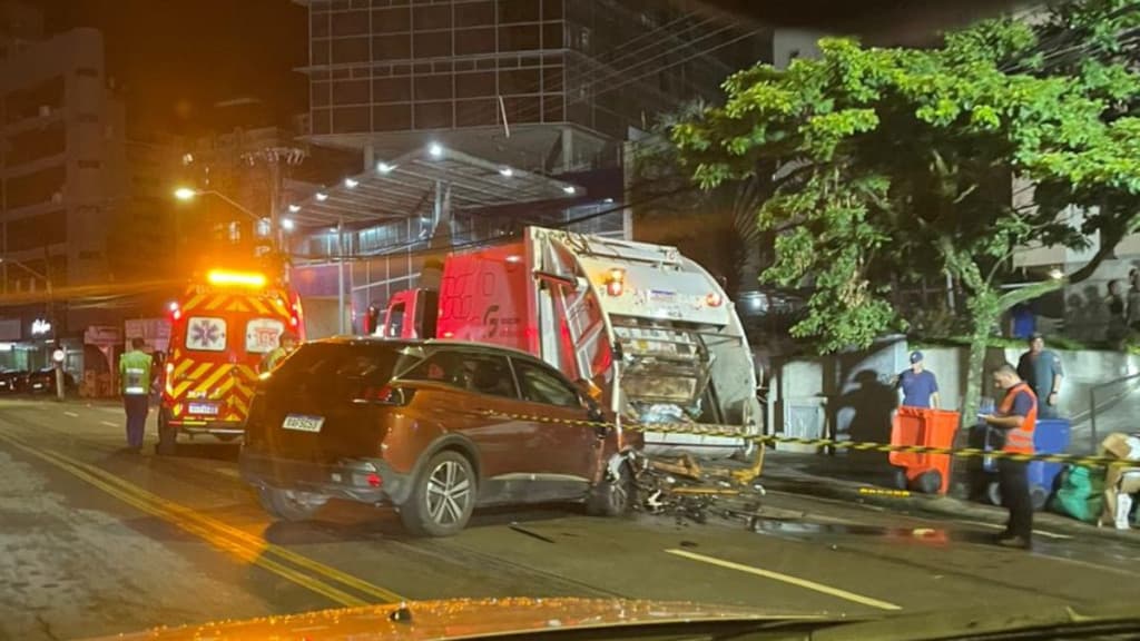 Batida entre carro e caminhão de lixo deixa trabalhador ferido