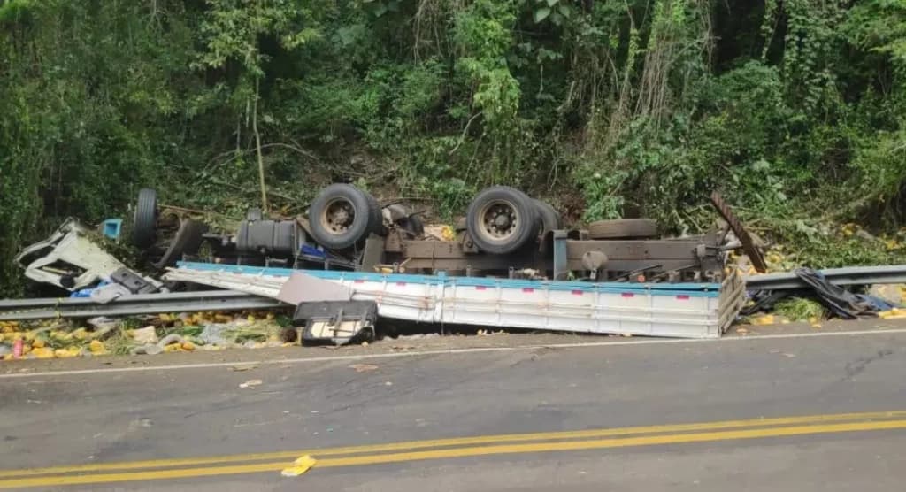 Trabalhador morre após caminhão carregado de chopp tombar na SC-157