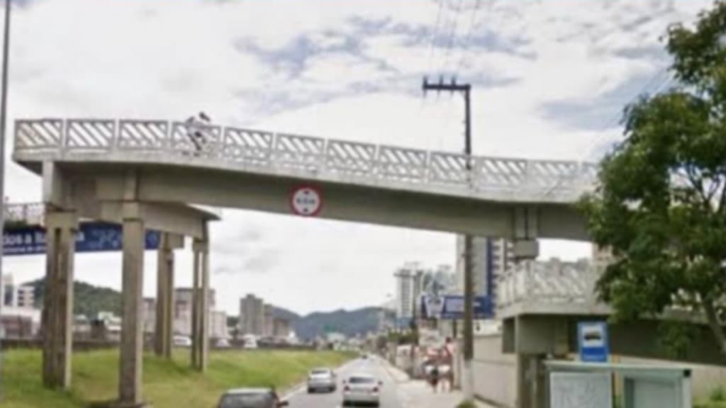 Homem esfaqueia adolescente em passarela de  Itapema