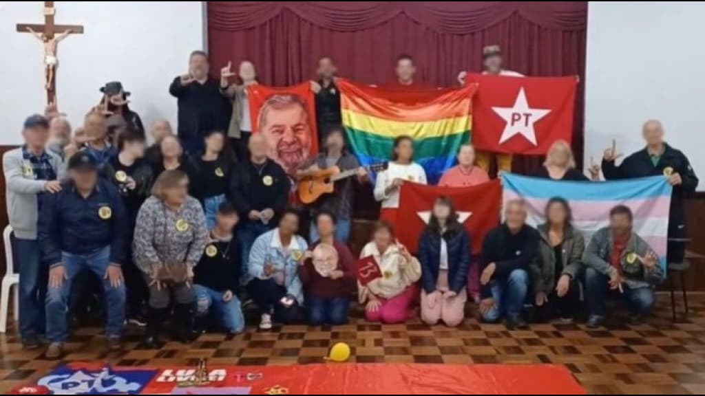 Colégio católico de SC recebe encontro do PT com bandeira das “crianças trans”, Lula e LGBTQIA+